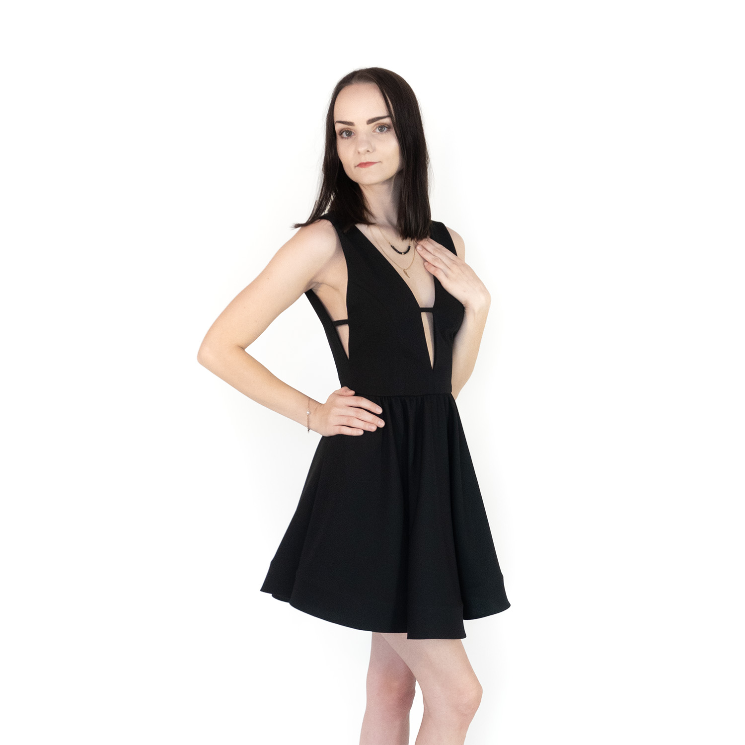Czarna rozkloszowana sukienka z wycięciami i krótszymi bokami
